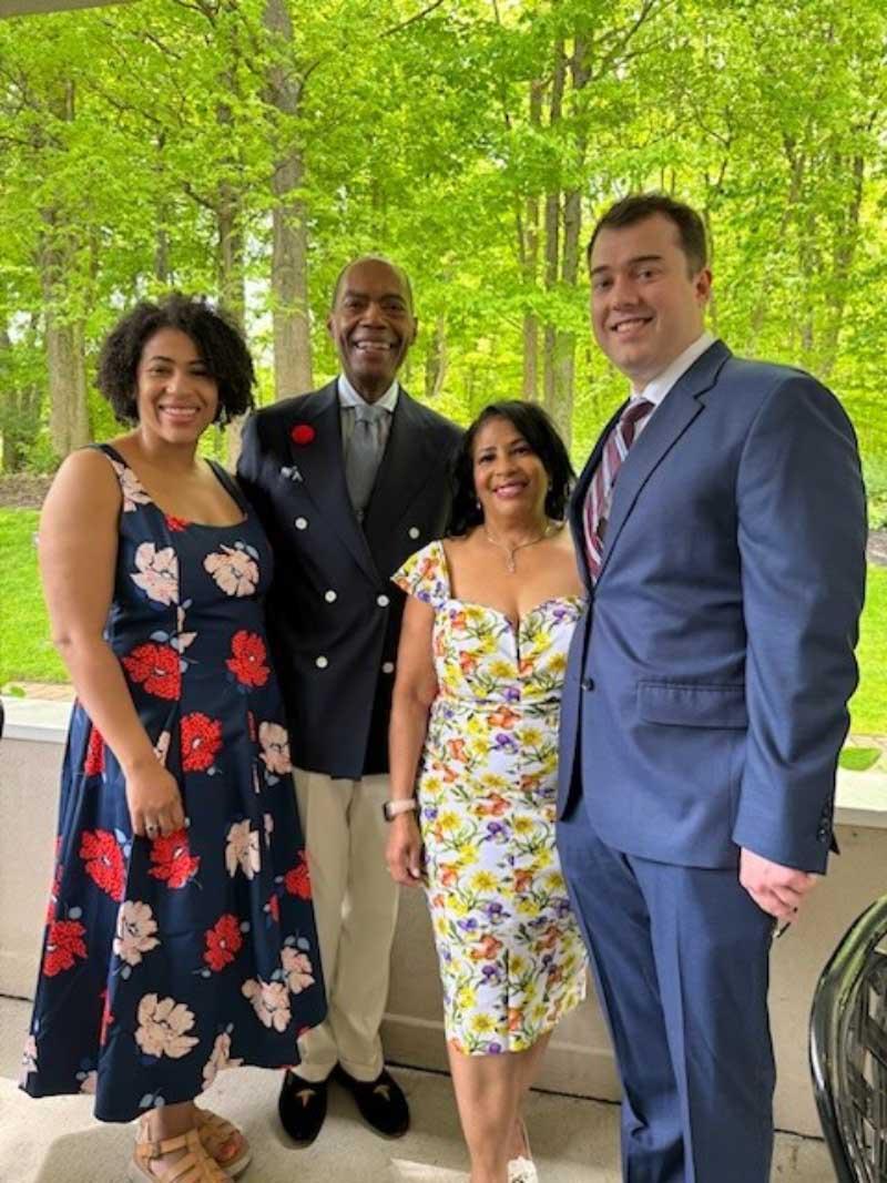 Dr. 基思·丘吉尔和他的妻子. Leslie Douglas-Churchwell (far right), with their daughter 劳伦 Cook and her husband, Adam Cook. (图片由博士提供. 基斯Churchwell)