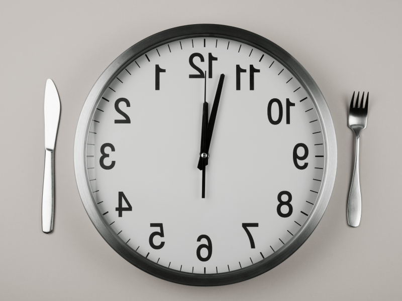 Clock with fork and knife. (gbrundin, Getty Images)