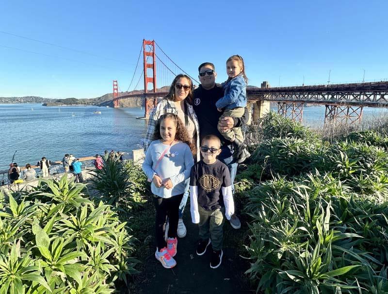 Elías Soto y su familia en San Francisco. 从左至右顺时针:Emilia, Rafael, Cecilia, Zulay和Elias. (Foto cortesía de Cecilia Galeana)